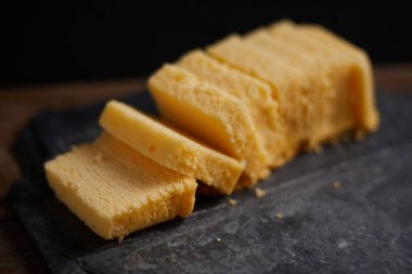 Tereyağlı kek dilimleri tabakta, seçici odaklanma