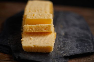 Tereyağlı kek dilimleri tabakta, seçici odaklanma