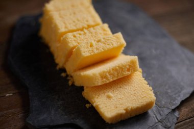 Tereyağlı kek dilimleri tabakta, seçici odaklanma