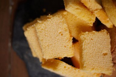 Tereyağlı kek dilimleri tabakta, seçici odaklanma