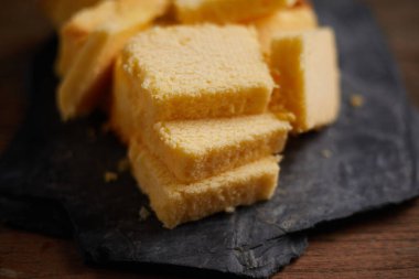 Tereyağlı kek dilimleri tabakta, seçici odaklanma