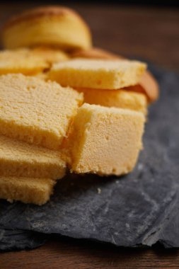 Tereyağlı kek dilimleri tabakta, seçici odaklanma