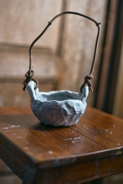 Bulanık arkaplanda seramik ürünler