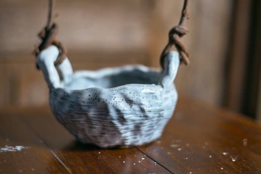 Bulanık arkaplanda seramik ürünler