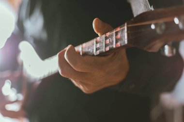 Kapalı el kamerasıyla Tayland Mandolini, Phin ev stüdyosunda.