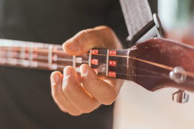 Kapalı el kamerasıyla Tayland Mandolini, Phin ev stüdyosunda.