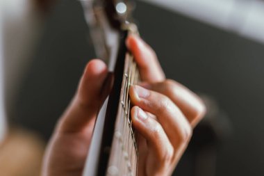 Klasik ahşap gitar tellerini kapat