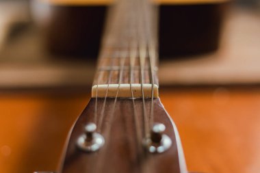 Klasik ahşap gitar tellerini kapat