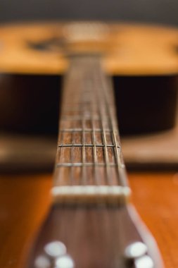 Klasik ahşap gitar tellerini kapat