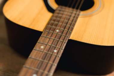 Klasik ahşap gitar tellerini kapat