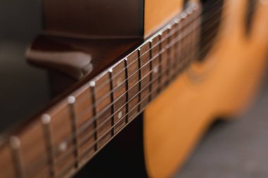 Klasik ahşap gitar tellerini kapat