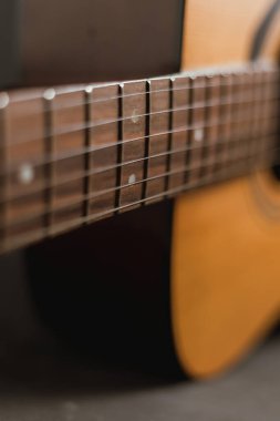 Klasik ahşap gitar tellerini kapat