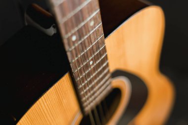 Klasik ahşap gitar tellerini kapat