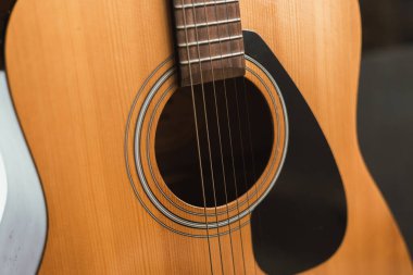 Klasik ahşap gitar tellerini kapat