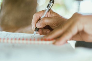 Masadaki deftere el yazısı, seçici bir odak.