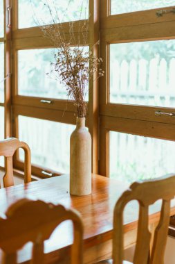 Konforlu evdeki mobilyaları kapat