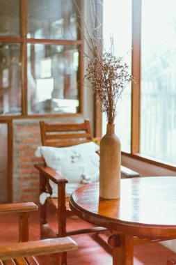 Konforlu evdeki mobilyaları kapat