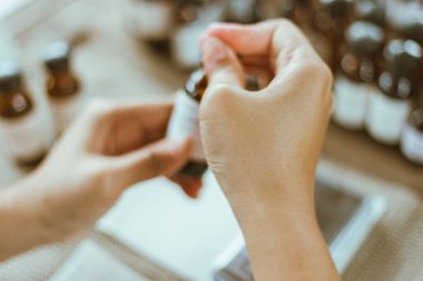 Olgun parfüm iğnesi. Ekstra yağ, parfüm örneği.