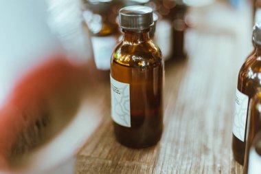 Olgun parfüm iğnesi. Ekstra yağ, parfüm örneği.