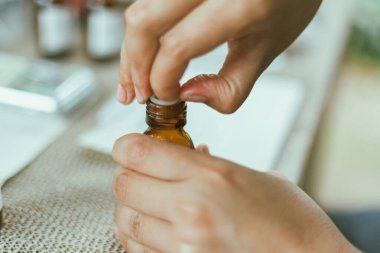 Olgun parfüm iğnesi. Ekstra yağ, parfüm örneği.