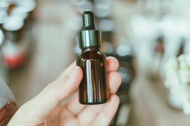 Olgun parfüm iğnesi. Ekstra yağ, parfüm örneği.