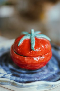 Bulanık arkaplanda seramik ürünleri kapat