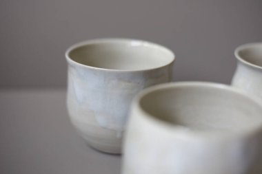 Seramik seti, şık sofra takımı, masa dekoru ve yemek menüsü konsepti.