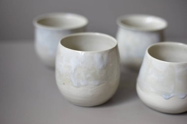 Seramik seti, şık sofra takımı, masa dekoru ve yemek menüsü konsepti.