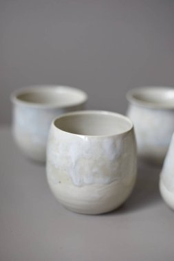 Seramik seti, şık sofra takımı, masa dekoru ve yemek menüsü konsepti.