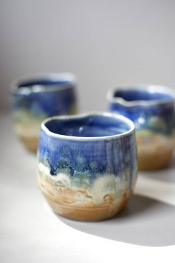 Seramik seti, şık sofra takımı, masa dekoru ve yemek menüsü konsepti.