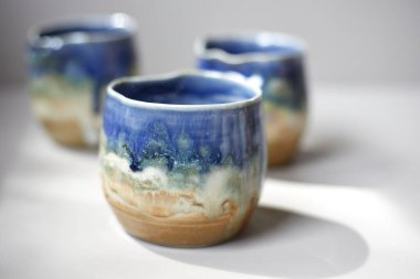 Seramik seti, şık sofra takımı, masa dekoru ve yemek menüsü konsepti.