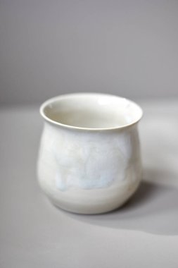 Seramik seti, şık sofra takımı, masa dekoru ve yemek menüsü konsepti.