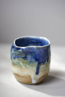 Seramik seti, şık sofra takımı, masa dekoru ve yemek menüsü konsepti.