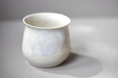 Seramik seti, şık sofra takımı, masa dekoru ve yemek menüsü konsepti.