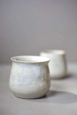 Seramik seti, şık sofra takımı, masa dekoru ve yemek menüsü konsepti.