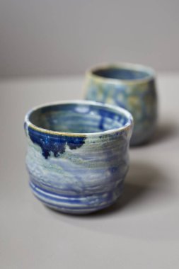 Seramik seti, şık sofra takımı, masa dekoru ve yemek menüsü konsepti.