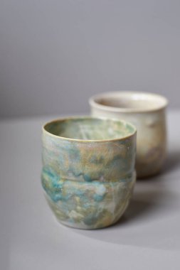 Seramik seti, şık sofra takımı, masa dekoru ve yemek menüsü konsepti.