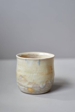 Seramik seti, şık sofra takımı, masa dekoru ve yemek menüsü konsepti.