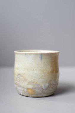 Seramik seti, şık sofra takımı, masa dekoru ve yemek menüsü konsepti.