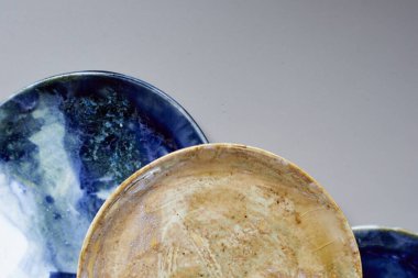 Seramik seti, şık sofra takımı, masa dekoru ve yemek menüsü konsepti.