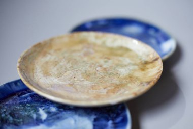 Seramik seti, şık sofra takımı, masa dekoru ve yemek menüsü konsepti.