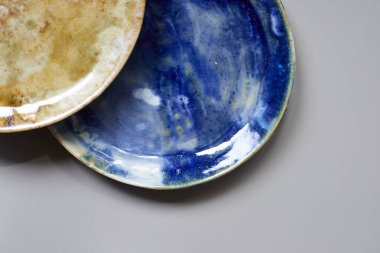 Seramik seti, şık sofra takımı, masa dekoru ve yemek menüsü konsepti.