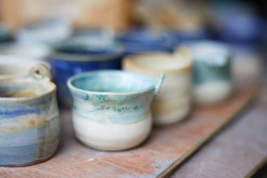 Seramik seti, şık sofra takımı, masa dekoru ve yemek menüsü konsepti.