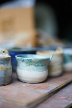 Seramik seti, şık sofra takımı, masa dekoru ve yemek menüsü konsepti.