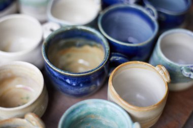 Seramik seti, şık sofra takımı, masa dekoru ve yemek menüsü konsepti.