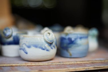 Seramik seti, şık sofra takımı, masa dekoru ve yemek menüsü konsepti.