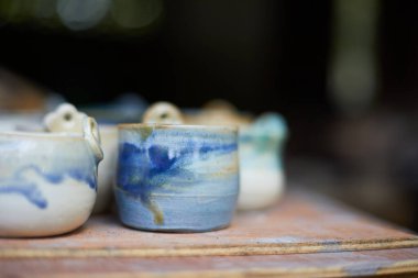 Seramik seti, şık sofra takımı, masa dekoru ve yemek menüsü konsepti.