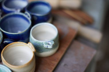 Seramik seti, şık sofra takımı, masa dekoru ve yemek menüsü konsepti.