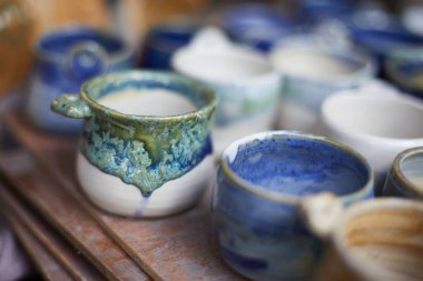 Seramik seti, şık sofra takımı, masa dekoru ve yemek menüsü konsepti.