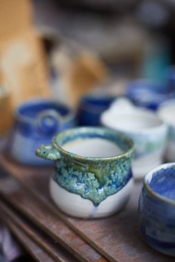 Seramik seti, şık sofra takımı, masa dekoru ve yemek menüsü konsepti.